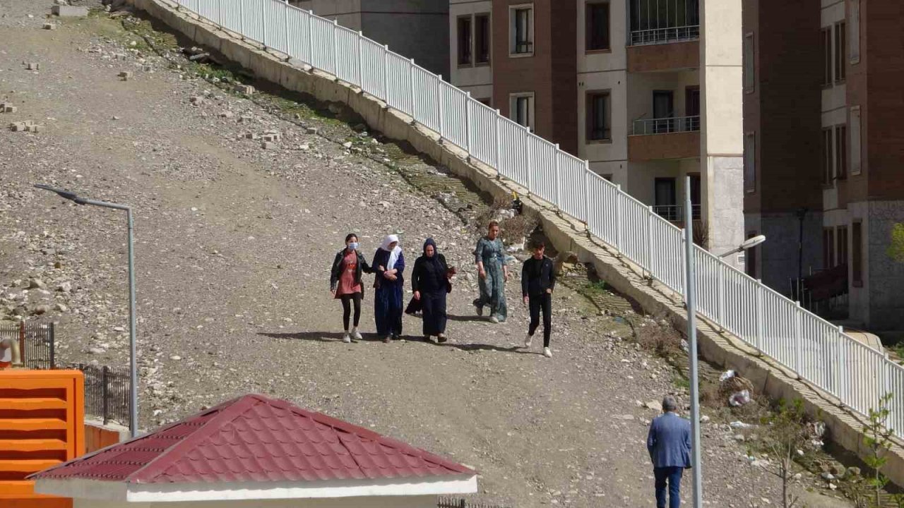 Yüksekova’da oy kullanma işlemi başladı