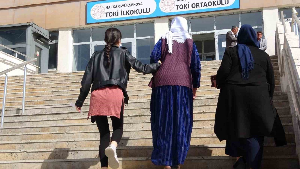 Yüksekova’da oy kullanma işlemi başladı