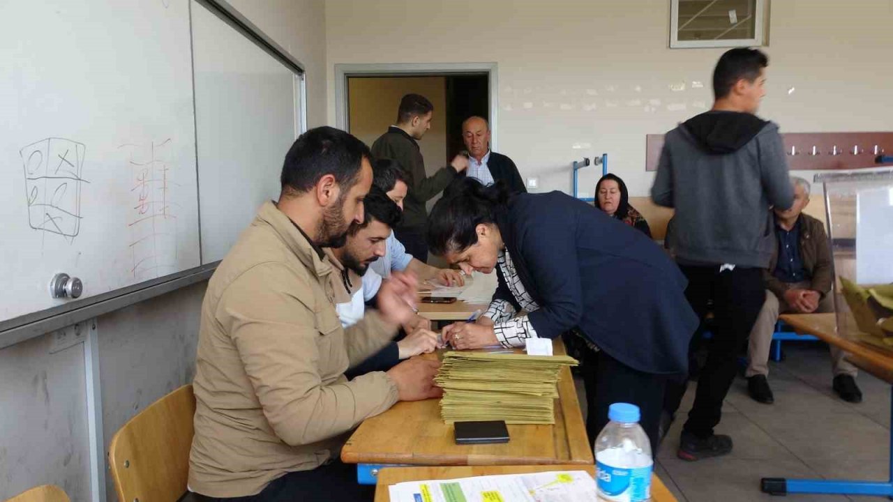 Yüksekova’da oy kullanma işlemi başladı
