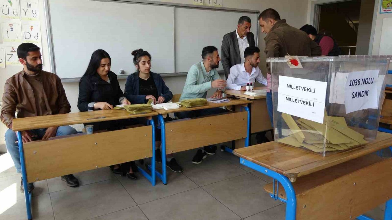 Yüksekova’da oy kullanma işlemi başladı