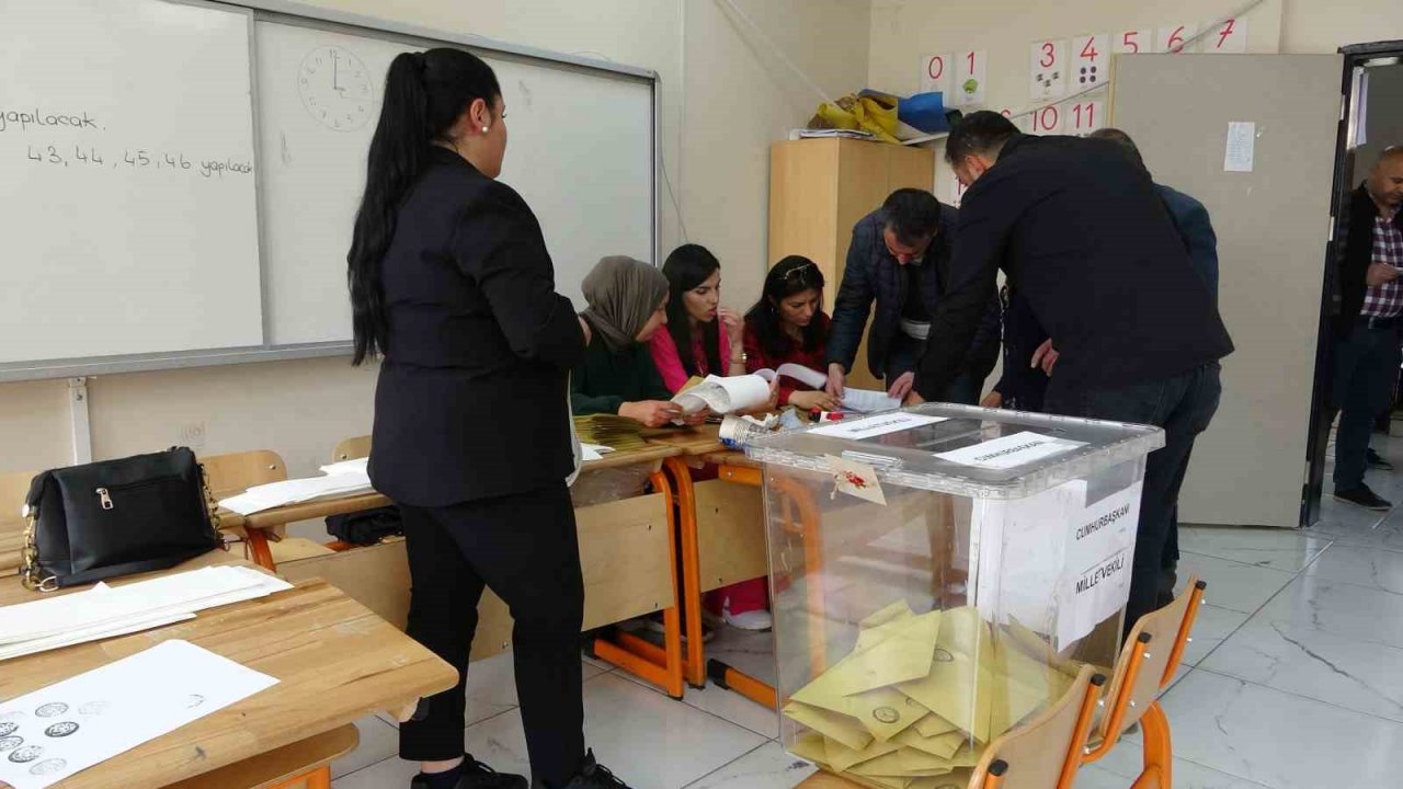 Yüksekova’da oy kullanma işlemi başladı