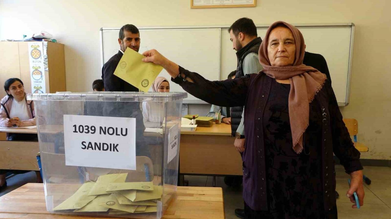 Yüksekova’da oy kullanma işlemi başladı