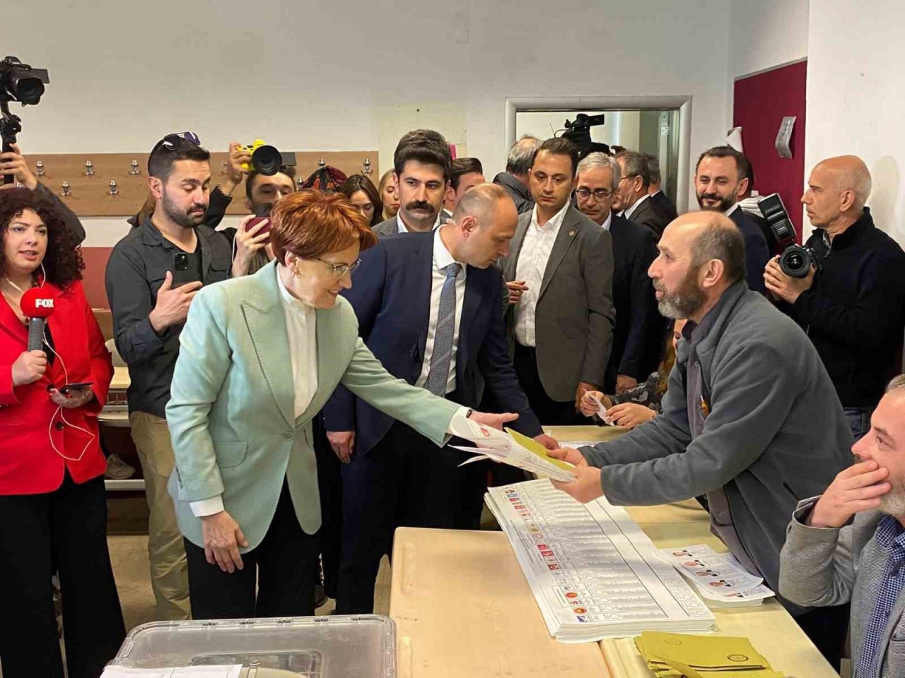 İYİ Parti Genel Başkanı Akşener oyunu Üsküdar’da kullandı