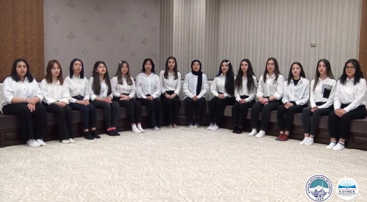 Büyükşehir KAYMEK Gençlik Korosu’ndan Anneler Günü sürprizi