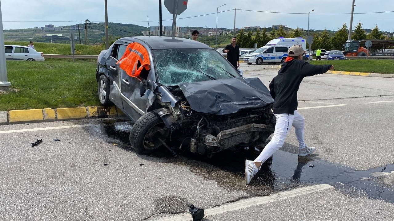 3 araç çarpıştı, 3 kişi yola savruldu: İlk müdahaleyi tesadüfen yoldan geçen ambulanstaki ekip yaptı