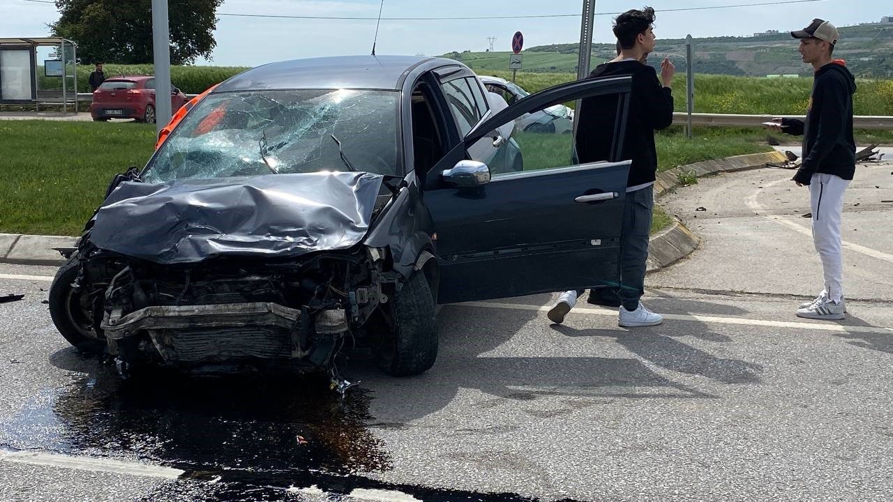 3 araç çarpıştı, 3 kişi yola savruldu: İlk müdahaleyi tesadüfen yoldan geçen ambulanstaki ekip yaptı