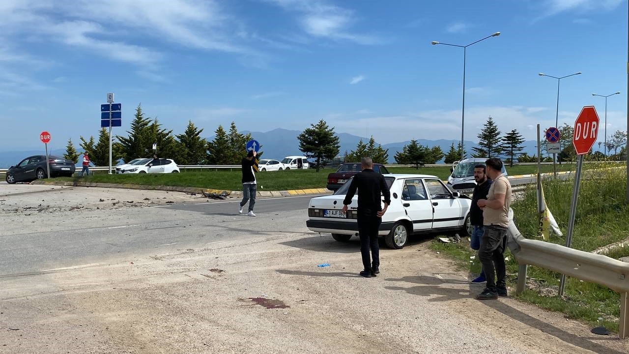 3 araç çarpıştı, 3 kişi yola savruldu: İlk müdahaleyi tesadüfen yoldan geçen ambulanstaki ekip yaptı