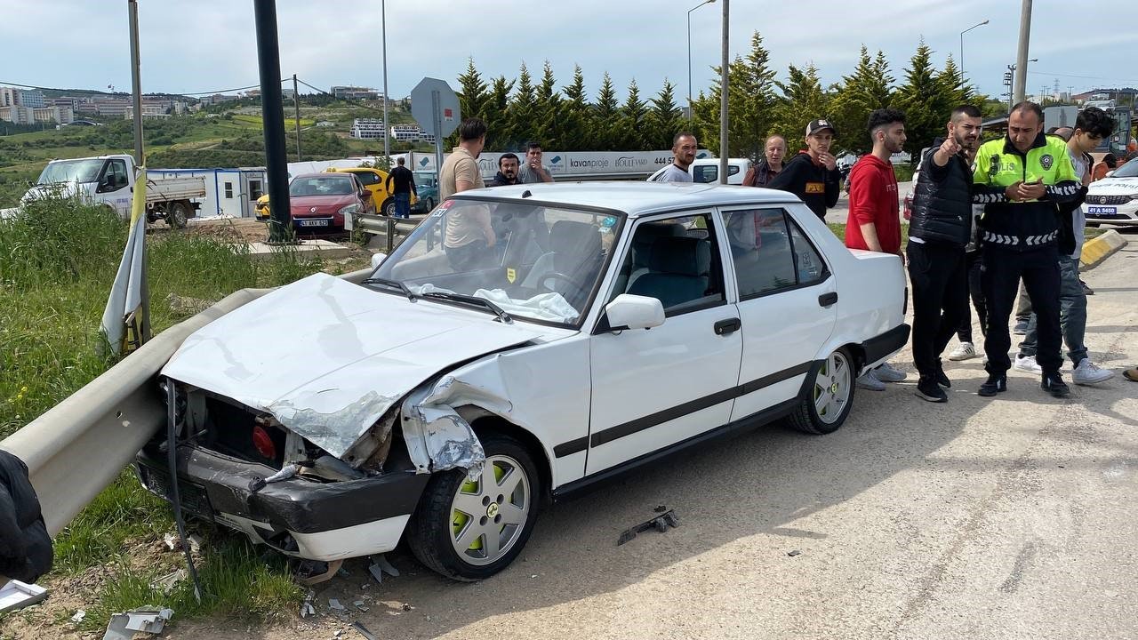3 araç çarpıştı, 3 kişi yola savruldu: İlk müdahaleyi tesadüfen yoldan geçen ambulanstaki ekip yaptı