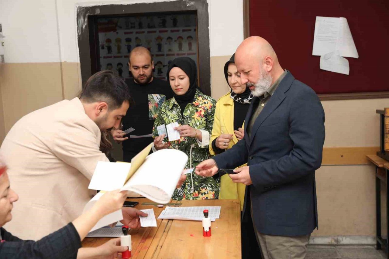 Başkan Çolakbayrakdar, oyunu ailesiyle birlikte kullandı