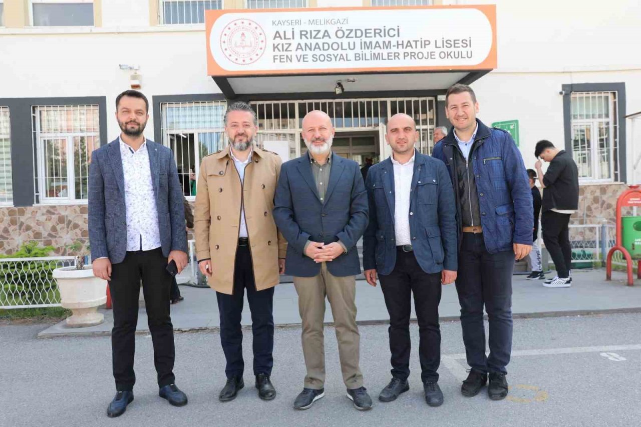 Başkan Çolakbayrakdar, oyunu ailesiyle birlikte kullandı