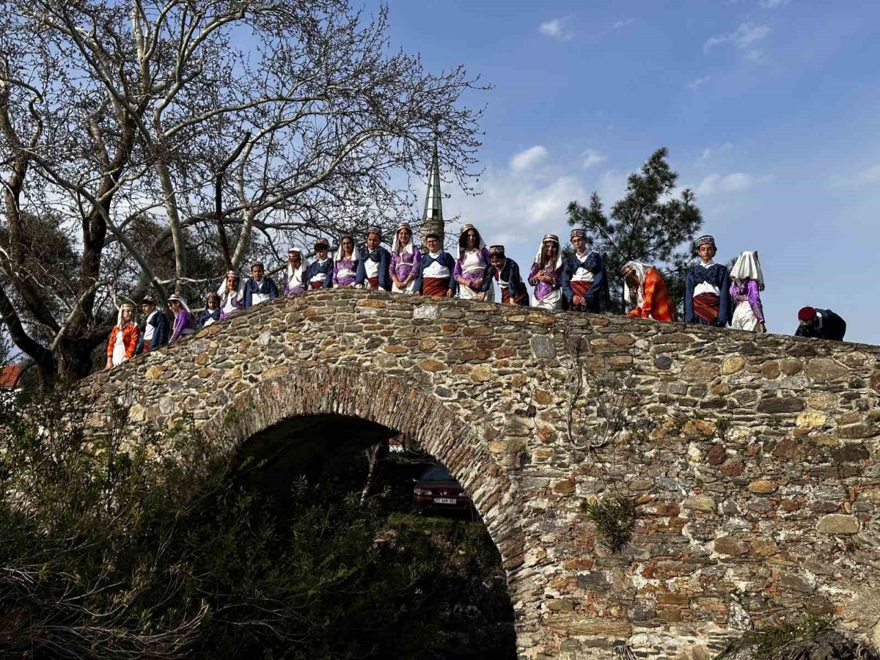 Marmarisli öğrenciler işaret dili ile Kerimoğlu Türküsünü söyledi