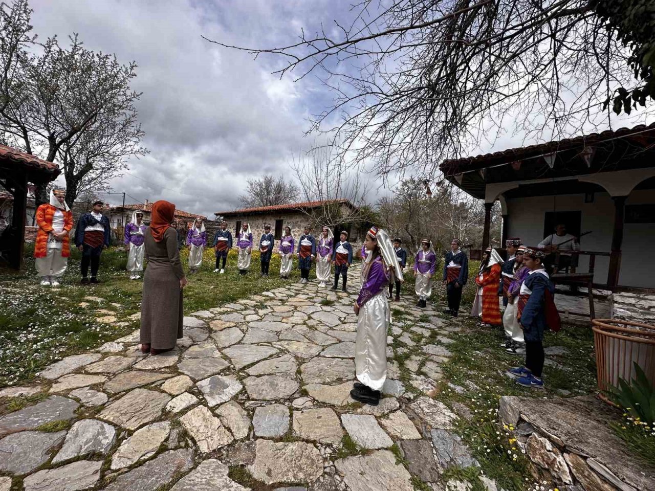 Marmarisli öğrenciler işaret dili ile Kerimoğlu Türküsünü söyledi