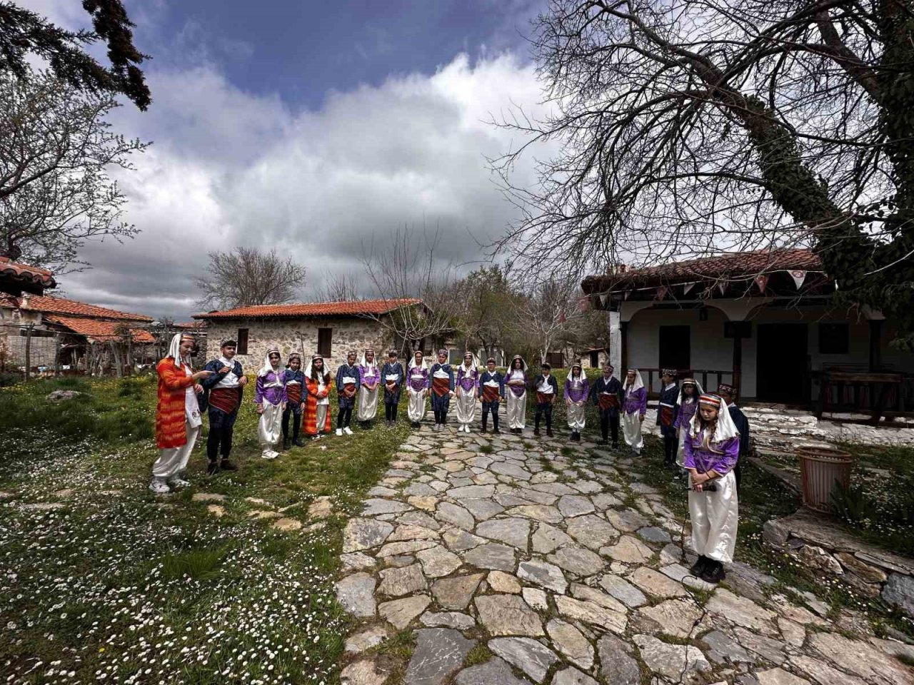 Marmarisli öğrenciler işaret dili ile Kerimoğlu Türküsünü söyledi