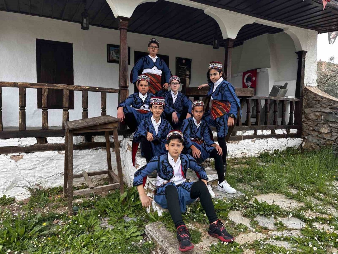 Marmarisli öğrenciler işaret dili ile Kerimoğlu Türküsünü söyledi