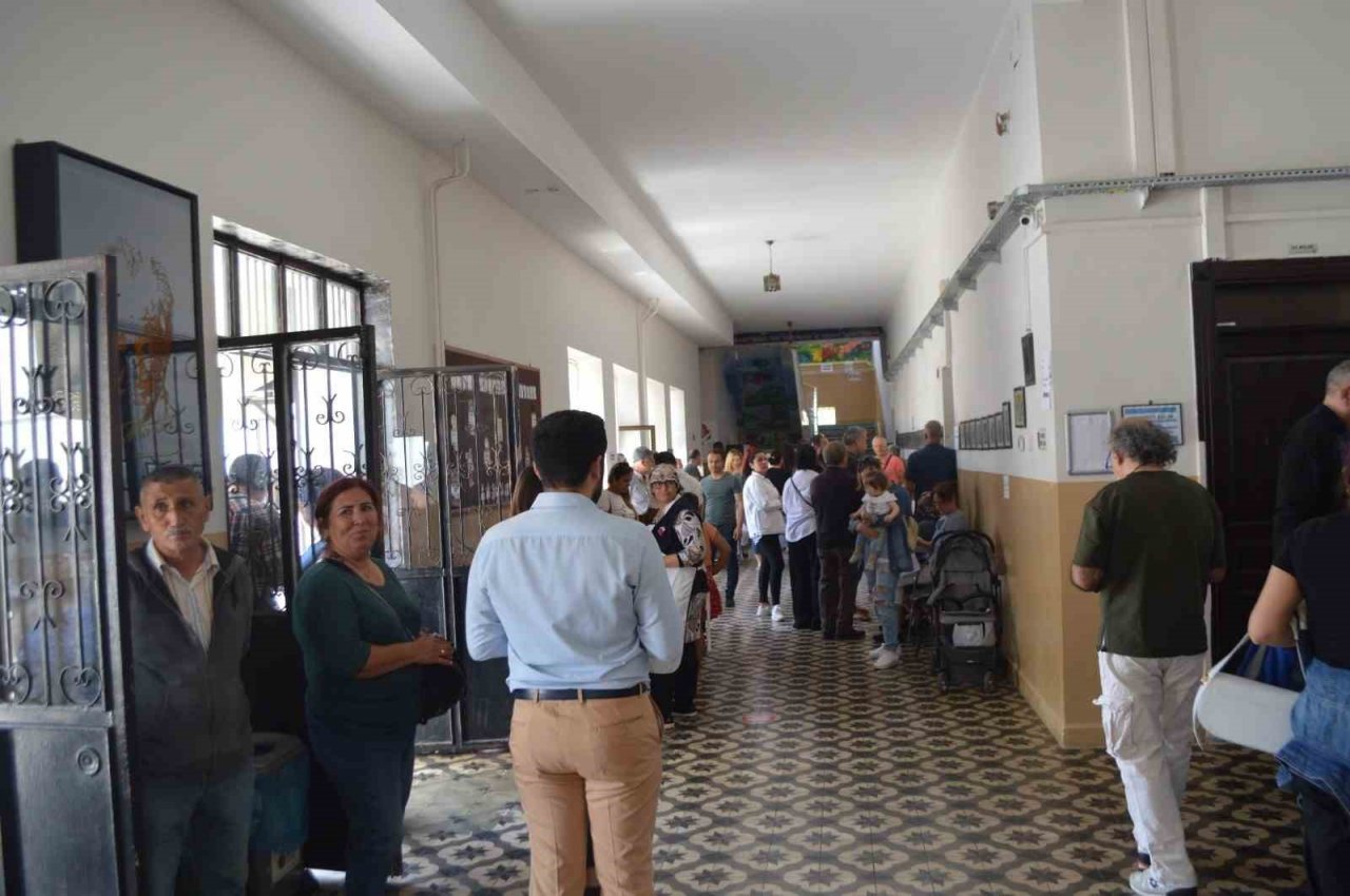 Marmaris’te vatandaşlar oy vermek için okullara akın etti