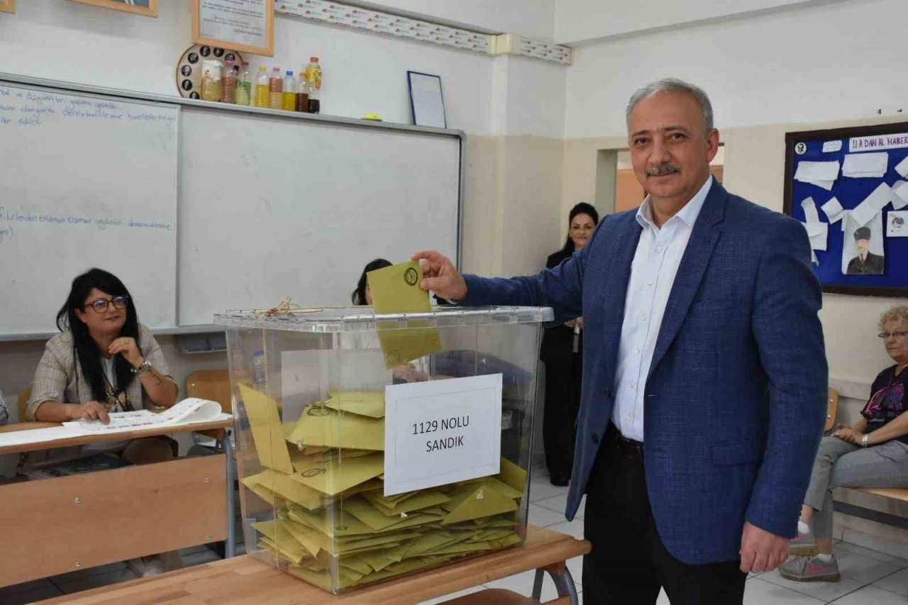 Marmaris’te vatandaşlar oy vermek için okullara akın etti