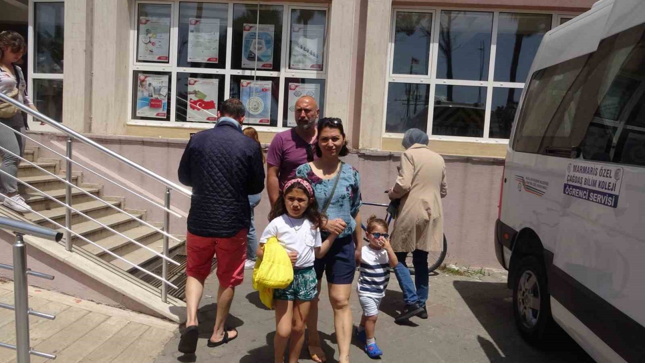 Marmaris’te vatandaşlar oy vermek için okullara akın etti