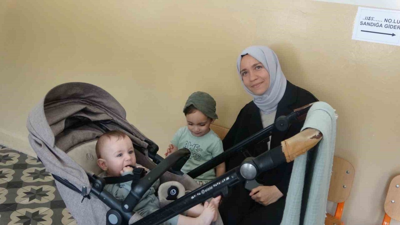 Marmaris’te vatandaşlar oy vermek için okullara akın etti