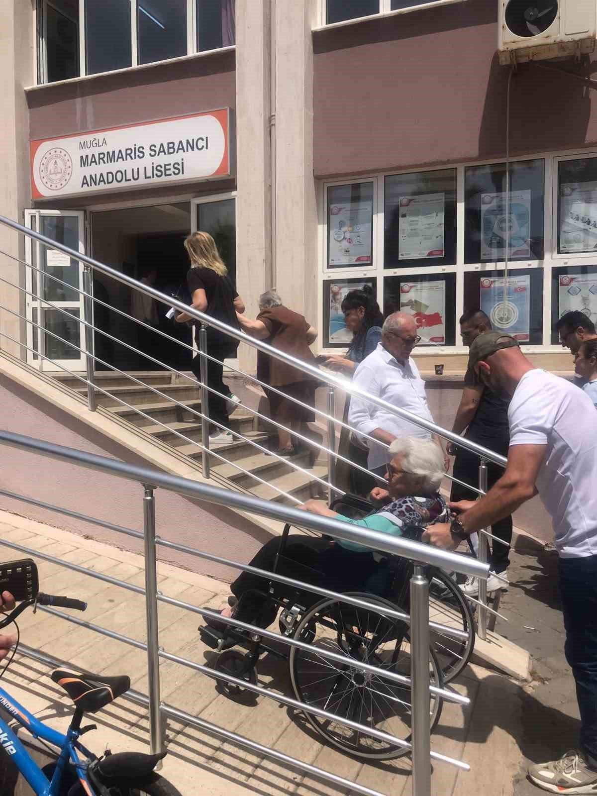 Marmaris’te vatandaşlar oy vermek için okullara akın etti