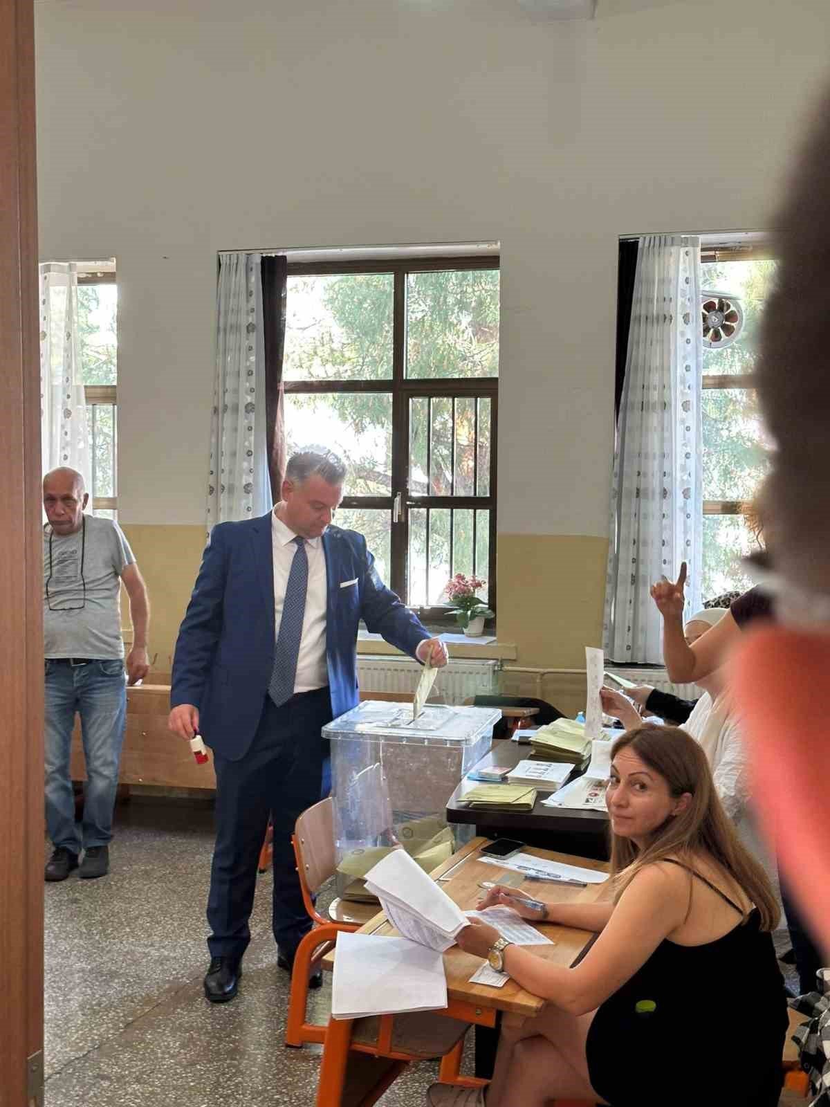 Marmaris’te vatandaşlar oy vermek için okullara akın etti