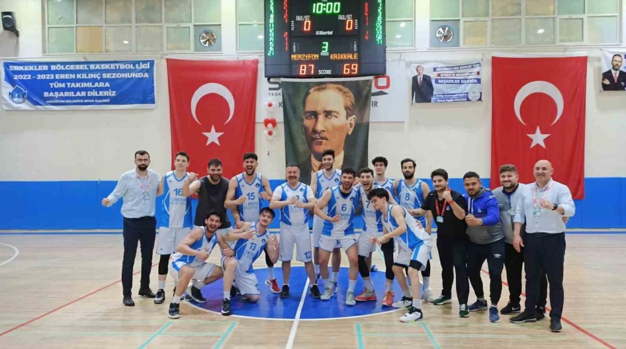 Belediye başkanı basketbol takımında