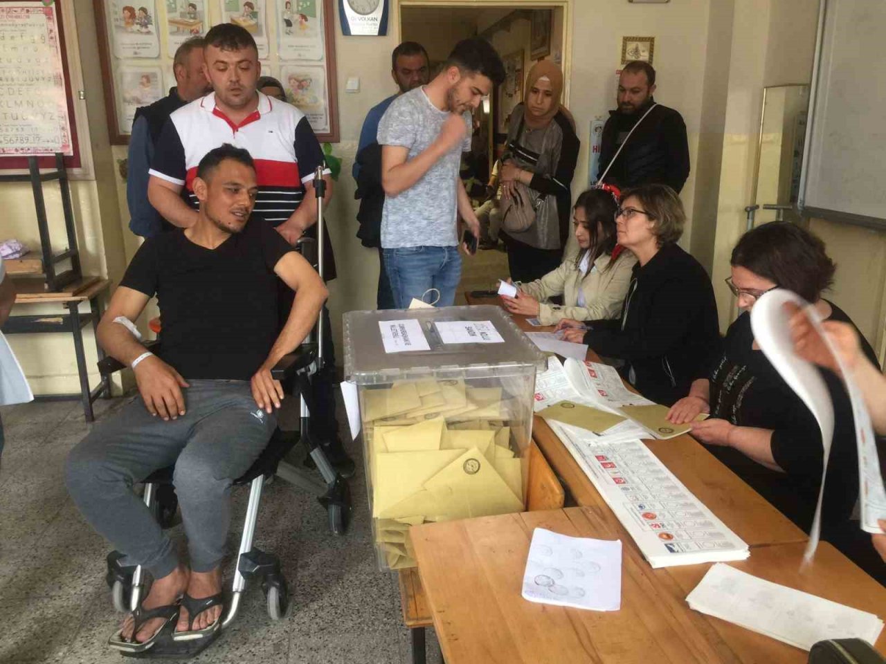 Ameliyattan çıkıp oy kullanmaya gitti
