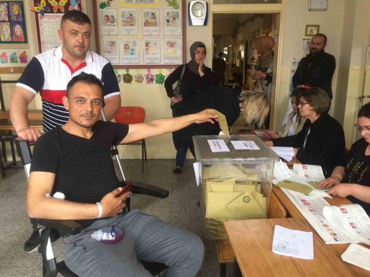 Ameliyattan çıkıp oy kullanmaya gitti