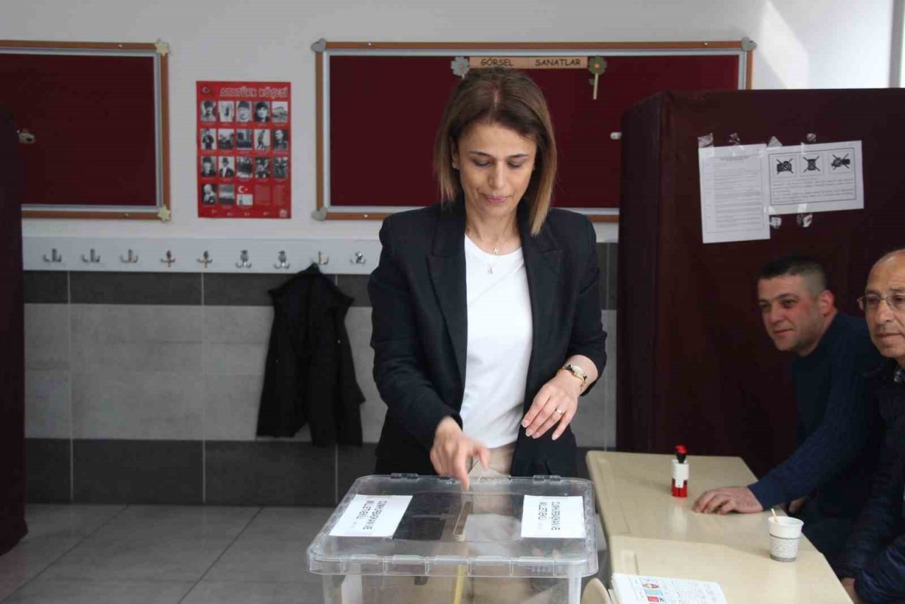 Vali Becel oyunu kullandı