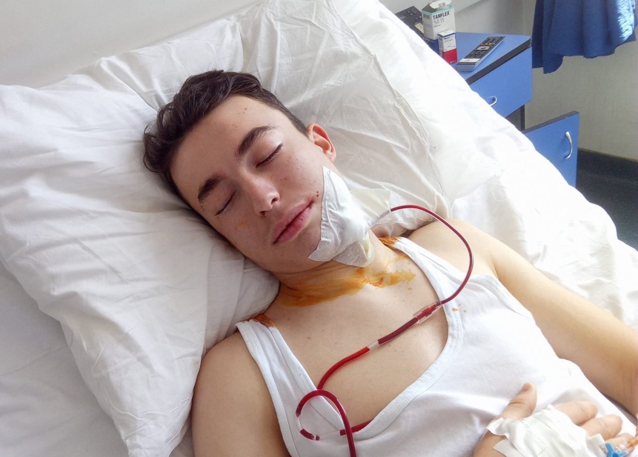 Okul maçında sahaya girdi, liseli sporcuyu hastanelik etti