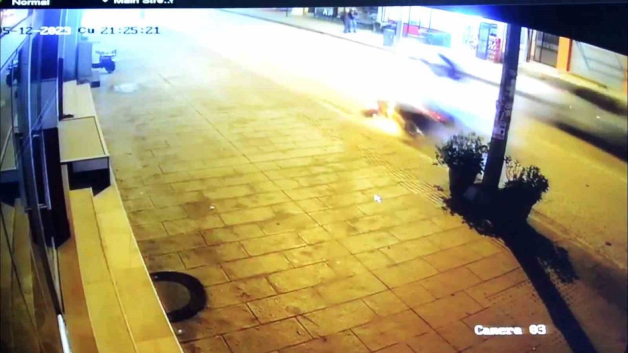 Otomobilin çarptığı motosikletli sürücü metrelerce böyle havaya uçtu