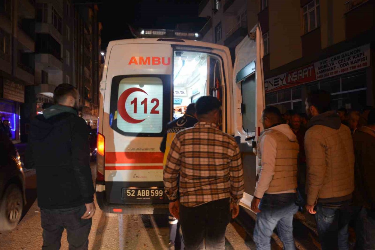 Otomobilin çarptığı motosikletli sürücü metrelerce böyle havaya uçtu