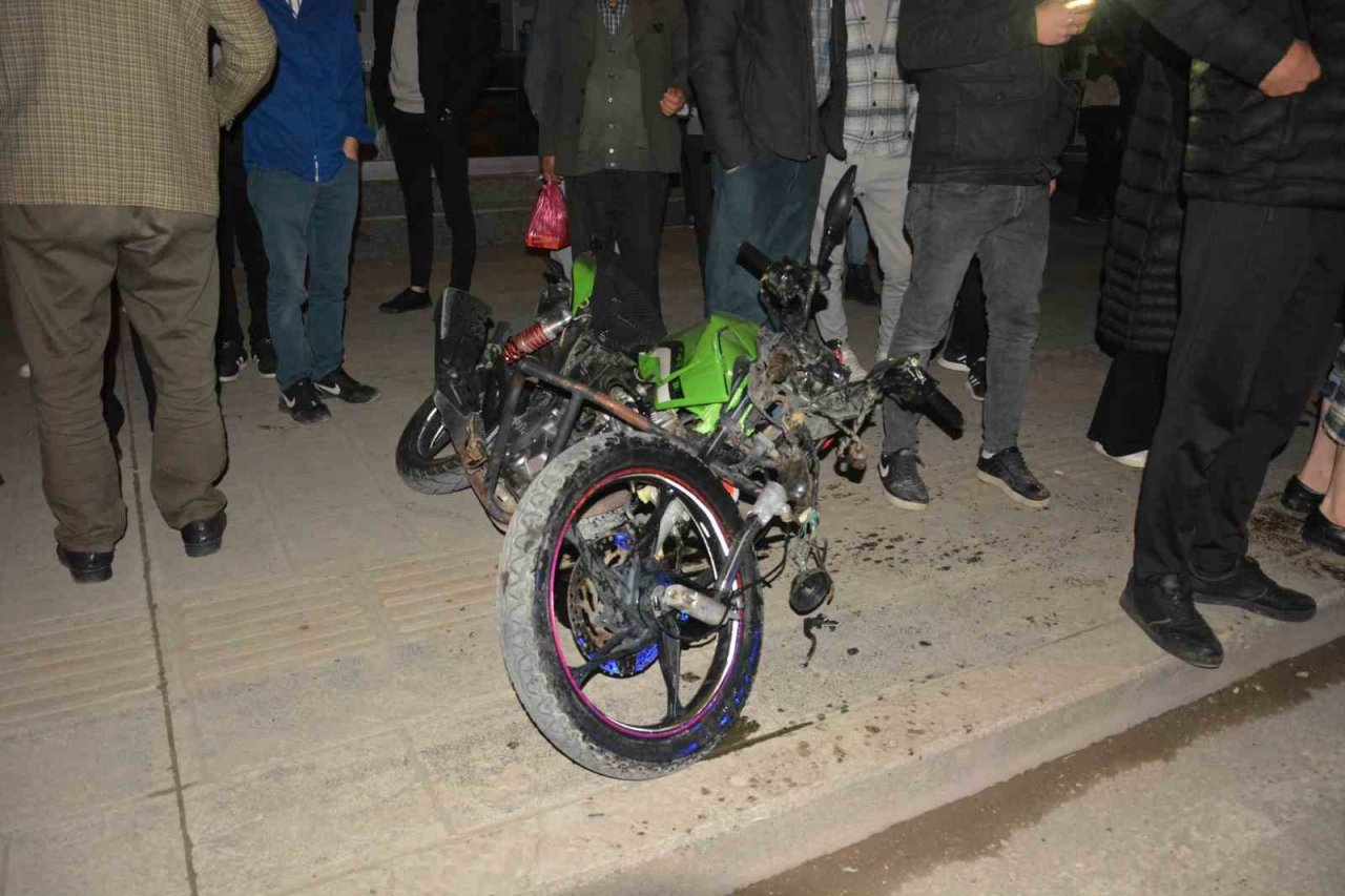 Otomobilin çarptığı motosikletli sürücü metrelerce böyle havaya uçtu