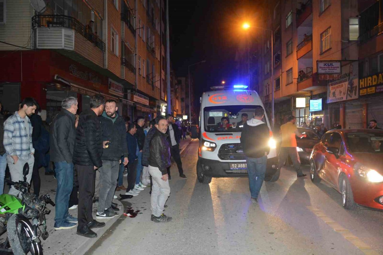 Otomobilin çarptığı motosikletli sürücü metrelerce böyle havaya uçtu