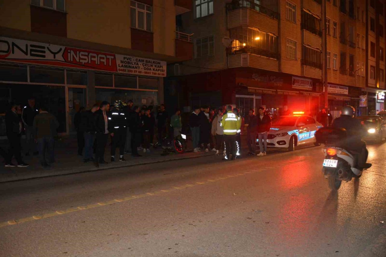 Otomobilin çarptığı motosikletli sürücü metrelerce böyle havaya uçtu