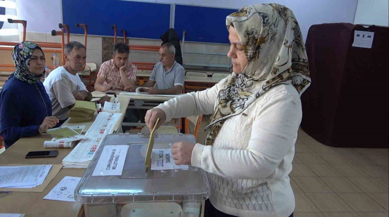 Deprem bölgesi Osmaniye’de oy kullanma işlemi başladı