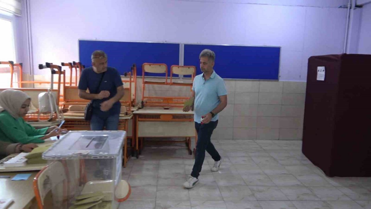 Deprem bölgesi Osmaniye’de oy kullanma işlemi başladı