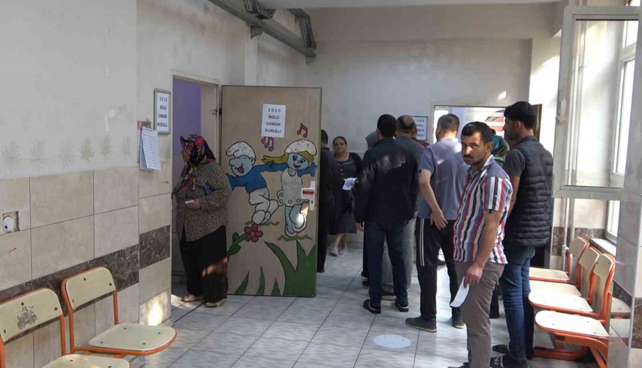 Deprem bölgesi Osmaniye’de oy kullanma işlemi başladı