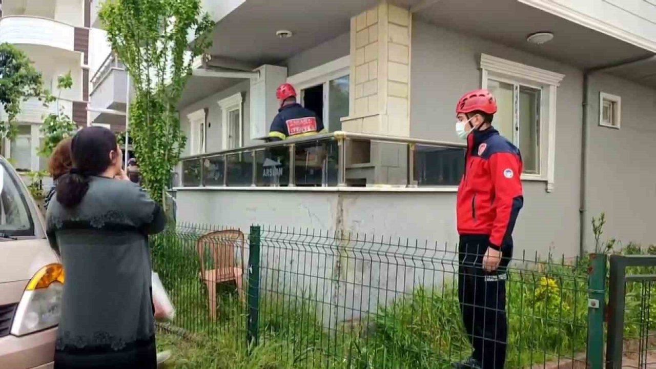 Evde kilitli kaldığı söylenen yaşlı kadın ekiplere zorluk çıkardı