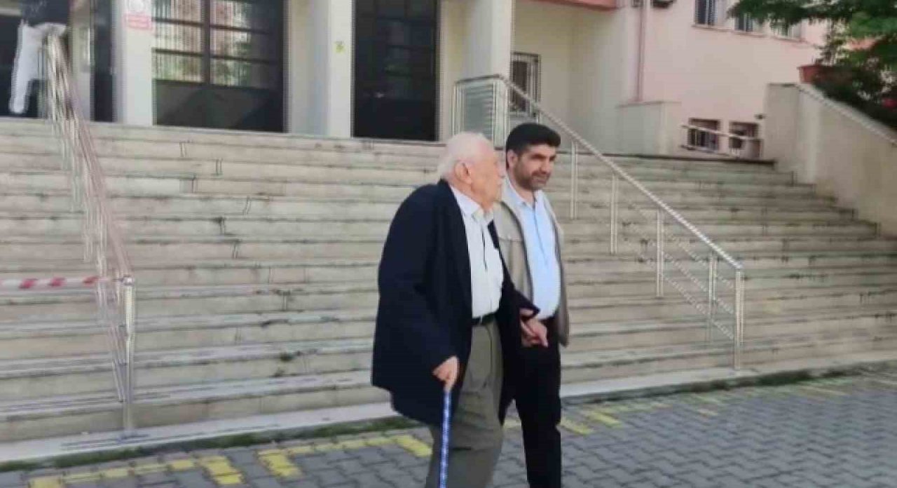 Siirt’te 90 yaşındaki Şükrü amca sandık başına gitti