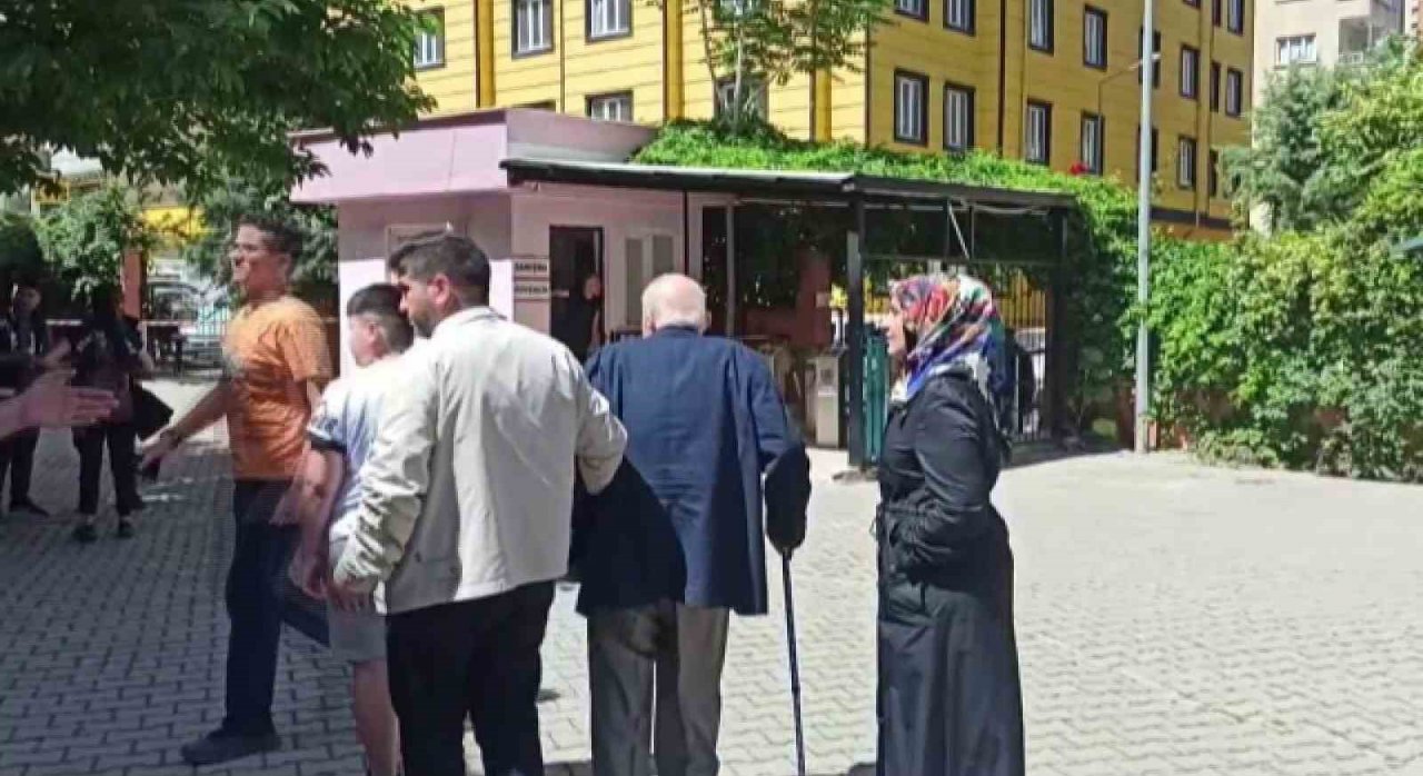 Siirt’te 90 yaşındaki Şükrü amca sandık başına gitti