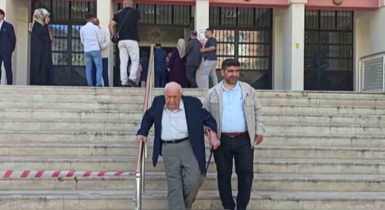 Siirt’te 90 yaşındaki Şükrü amca sandık başına gitti