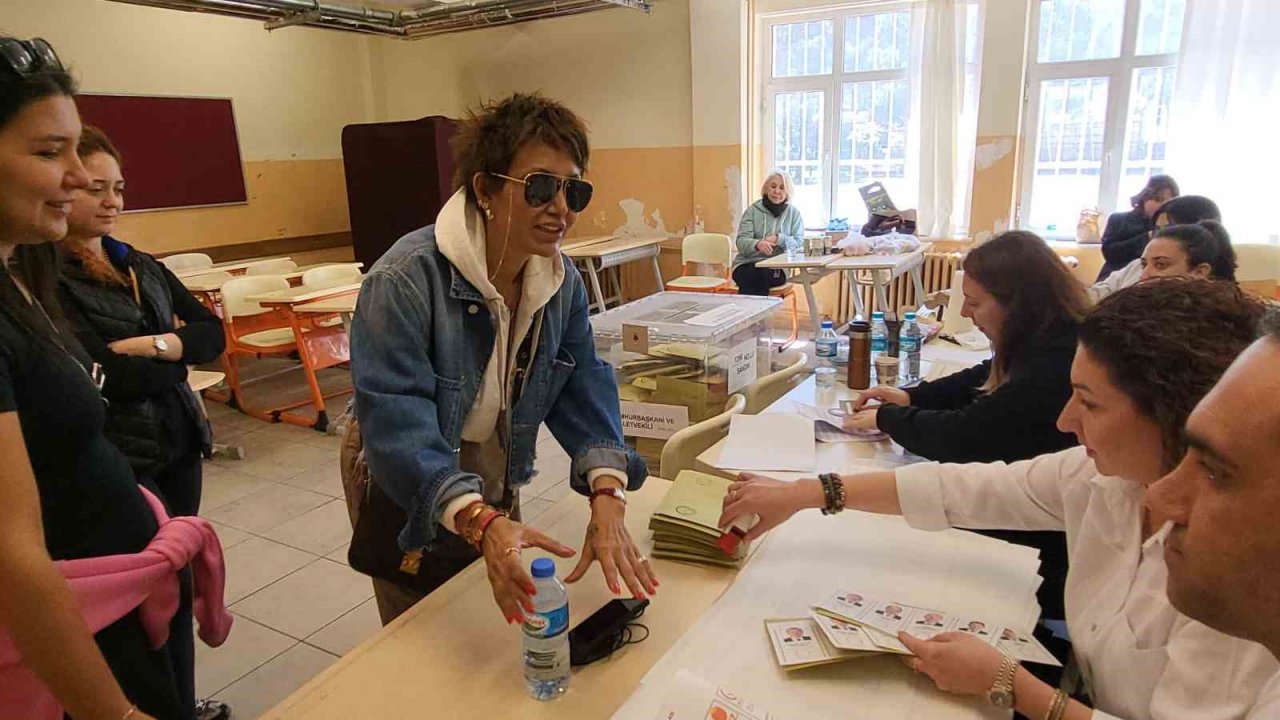 Sunucu Serap Paköz oyunu kullandı