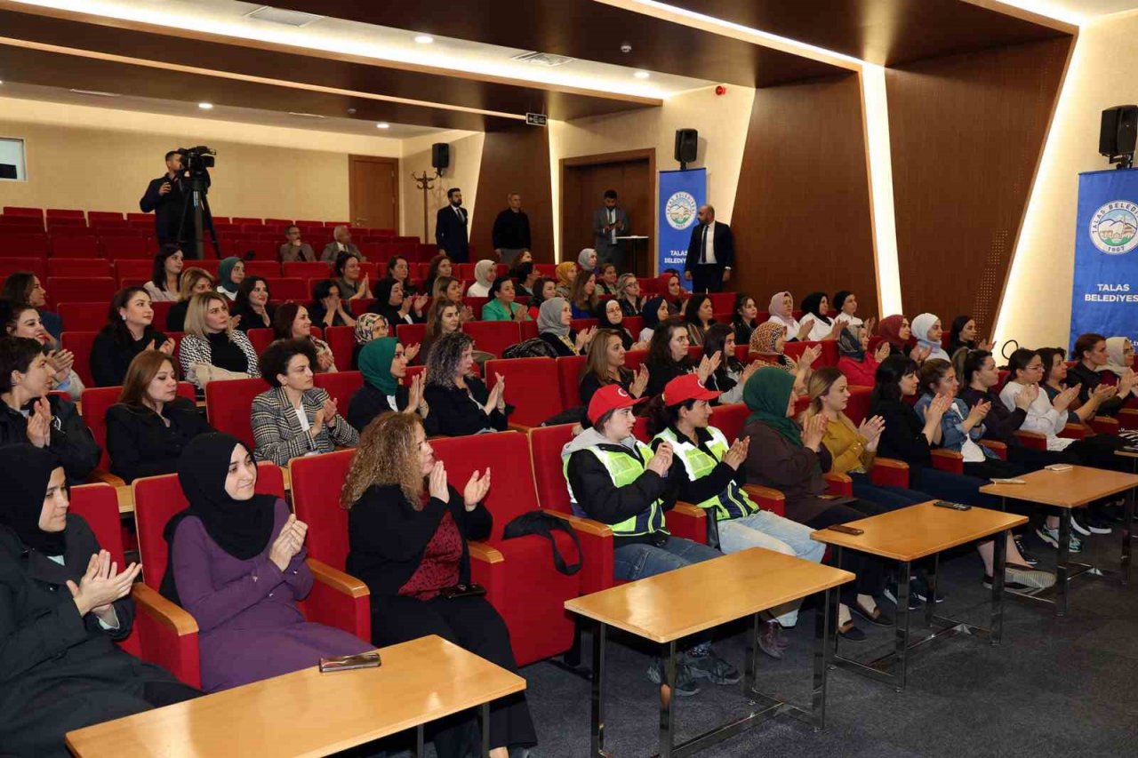 Başkan Yalçın’dan kadın personele ‘Anneler Günü’ hediyesi