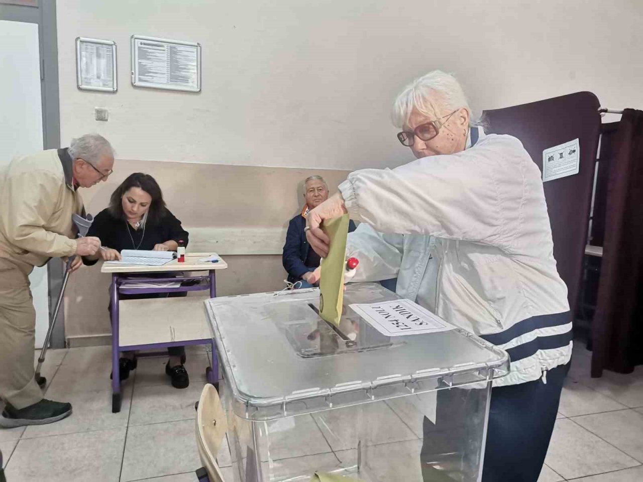 Tarihi seçimde İzmirliler sandık başına gitmeye başladı
