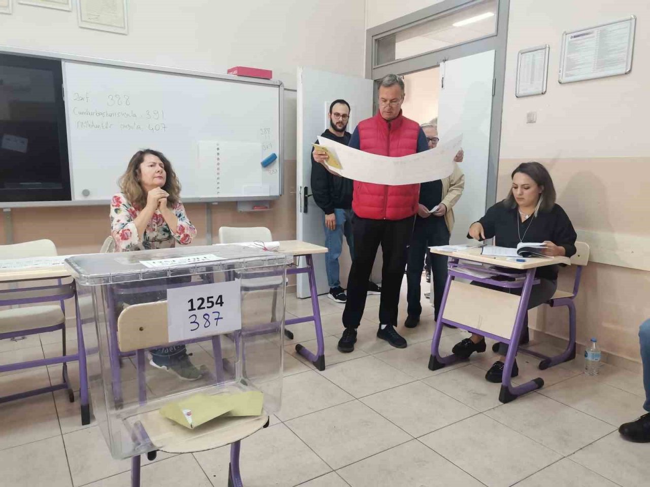 Tarihi seçimde İzmirliler sandık başına gitmeye başladı