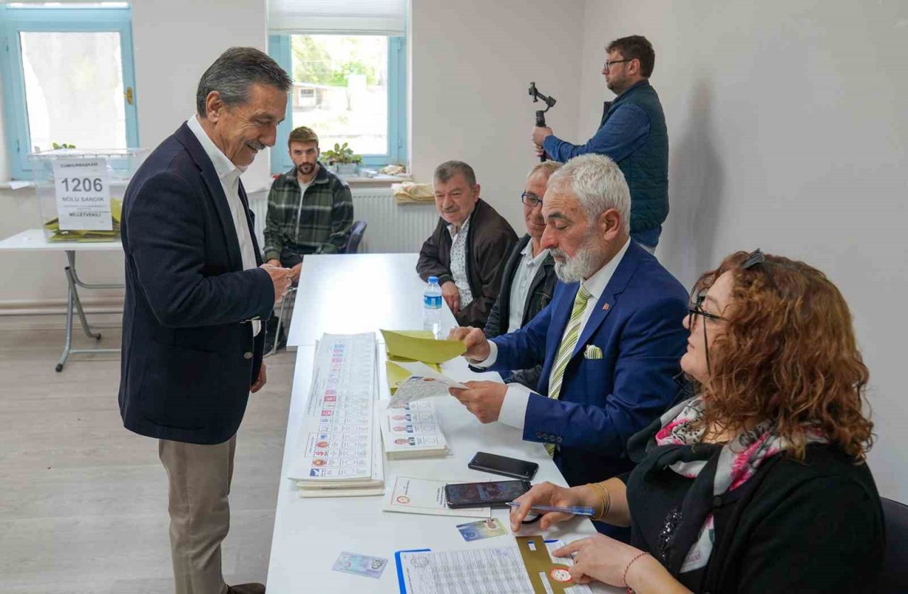 Başkan Ataç eşi ve kızı ile birlikte sandık başına gitti