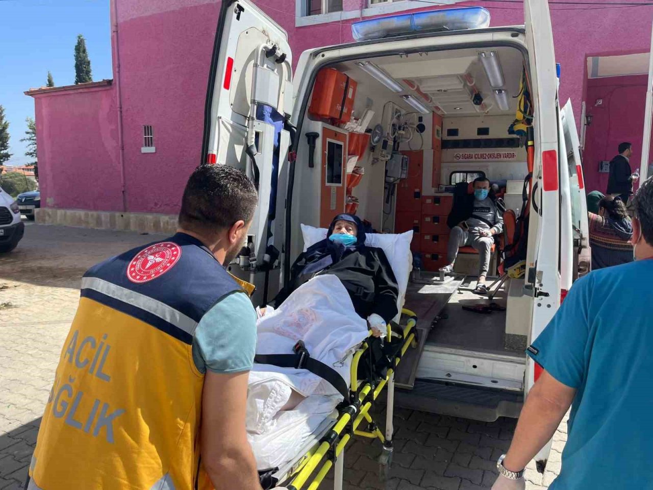 Yatağa bağımlı hastalar sedyeyle oy verecekleri okullara taşınıyor