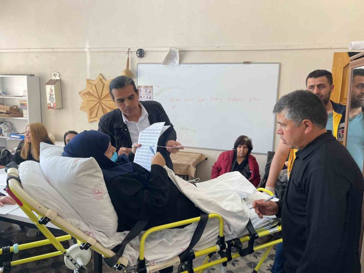 Yatağa bağımlı hastalar sedyeyle oy verecekleri okullara taşınıyor