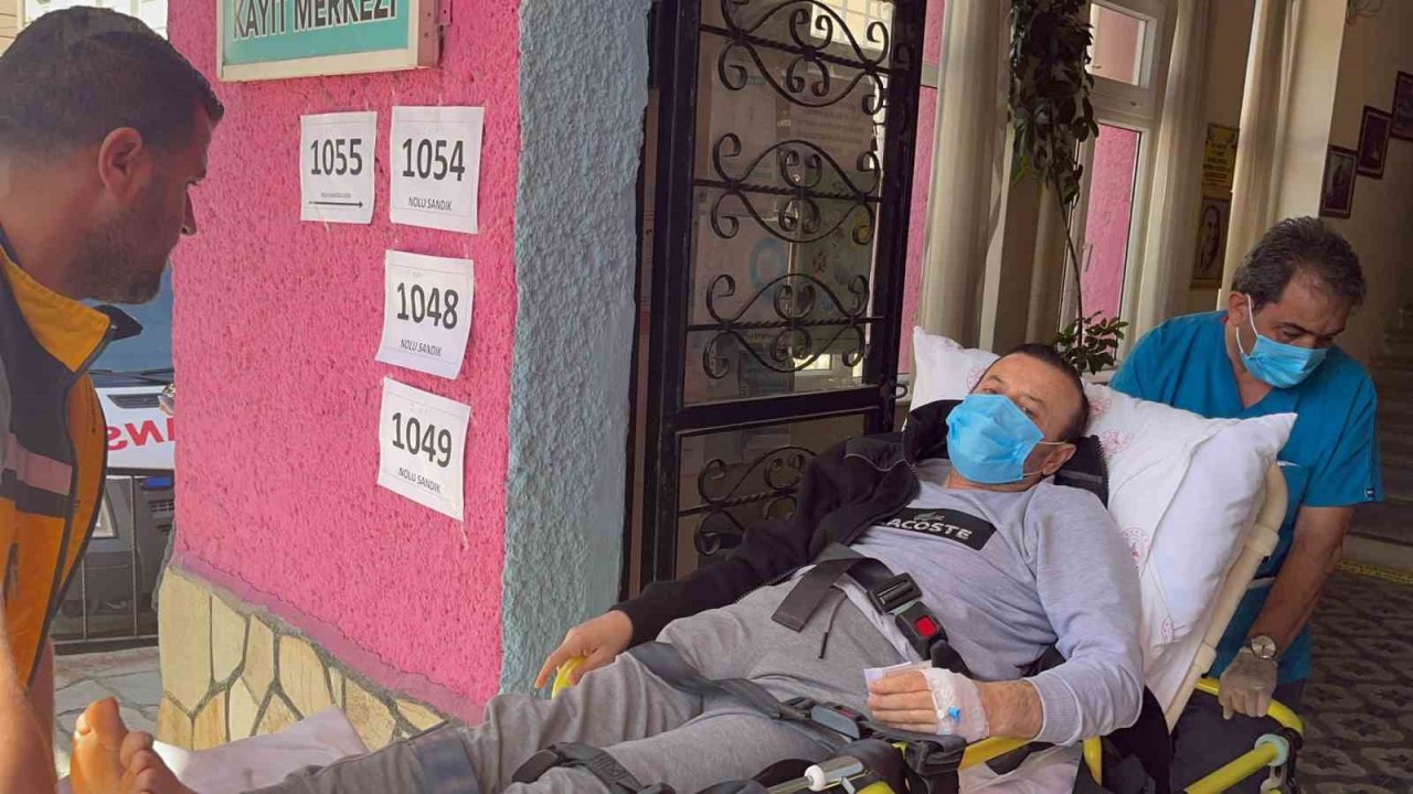 Yatağa bağımlı hastalar sedyeyle oy verecekleri okullara taşınıyor