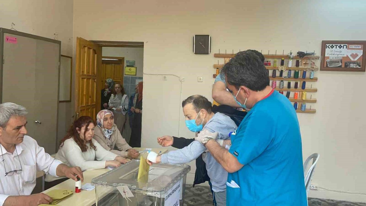 Yatağa bağımlı hastalar sedyeyle oy verecekleri okullara taşınıyor